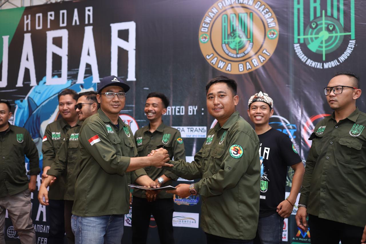 Suasana silaturahmi anggota komunitas rental mobil